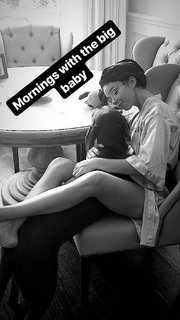 Sarah Hyland feet photo thumbnail