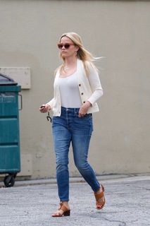 Reese Witherspoon feet photo thumbnail