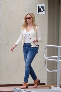 Reese Witherspoon feet photo thumbnail