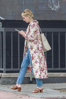 Emma Roberts feet photo thumbnail