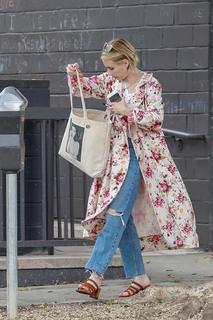 Emma Roberts feet photo thumbnail