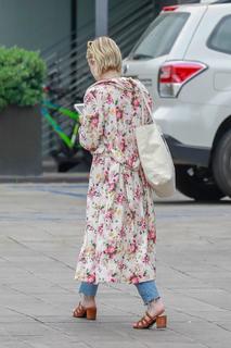 Emma Roberts feet photo thumbnail