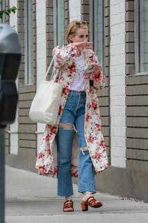 Emma Roberts feet photo thumbnail