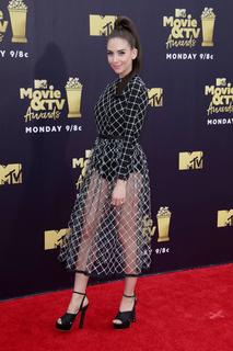 Alison Brie feet photo thumbnail