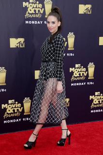 Alison Brie feet photo thumbnail