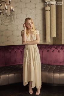 Dakota Fanning feet photo thumbnail