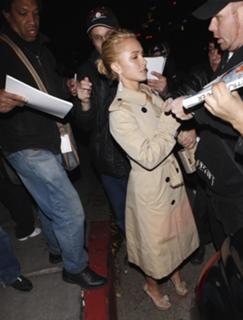 Hayden Panettiere feet photo thumbnail