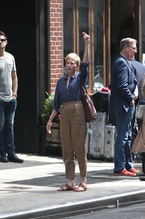 Michelle Williams feet photo thumbnail