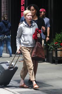 Michelle Williams feet photo thumbnail