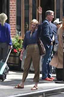 Michelle Williams feet photo thumbnail