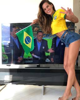 Izabel Goulart feet photo thumbnail
