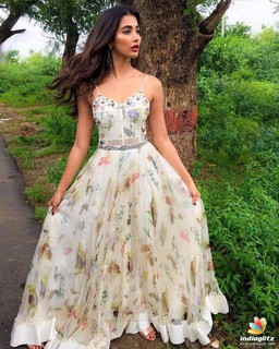 Pooja Hegde feet photo thumbnail
