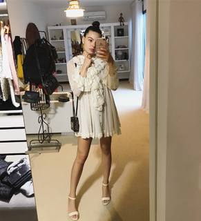 Isis Valverde feet photo thumbnail
