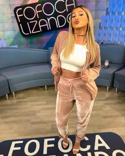 Lívia Andrade feet photo thumbnail