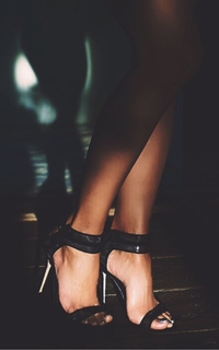 Halle Berry feet photo thumbnail
