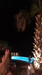Gwen Stefani feet photo thumbnail