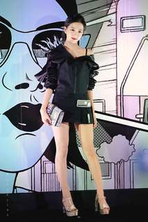 Ji-soo Kim feet photo 3