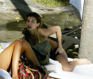Elisabetta Canalis feet photo thumbnail