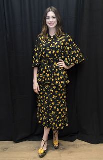 Anne Hathaway feet photo thumbnail