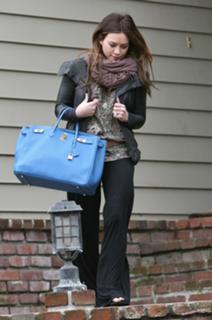 Hilary Duff feet photo thumbnail