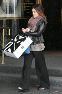 Hilary Duff feet photo thumbnail