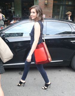 Alison Brie feet photo thumbnail