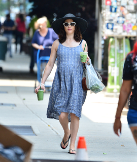 Rachel Weisz feet photo thumbnail