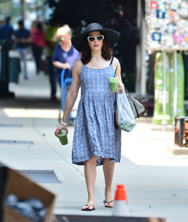 Rachel Weisz feet photo thumbnail