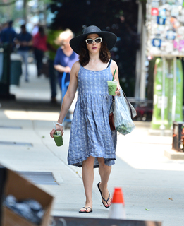 Rachel Weisz feet photo thumbnail