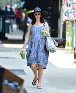 Rachel Weisz feet photo thumbnail