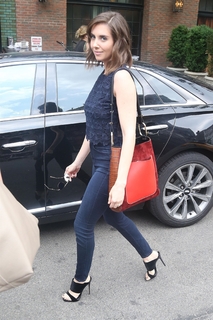 Alison Brie feet photo thumbnail