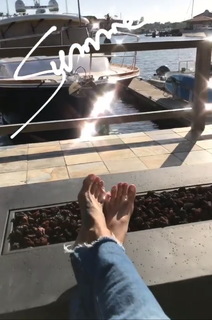 Brooke Burke feet photo thumbnail