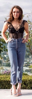 Maisie Williams feet photo thumbnail