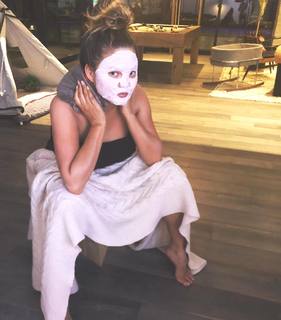 Chrissy Teigen feet photo thumbnail