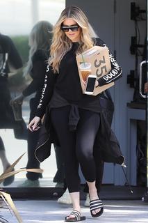 Khloé Kardashian feet photo thumbnail
