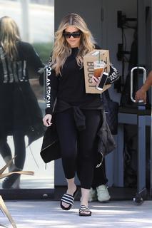 Khloé Kardashian feet photo thumbnail