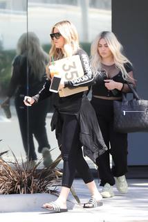 Khloé Kardashian feet photo thumbnail