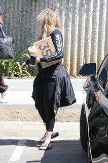 Khloé Kardashian feet photo thumbnail
