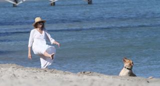 Minnie Driver feet photo thumbnail