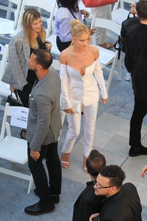 Rosie Huntington-Whiteley feet photo thumbnail