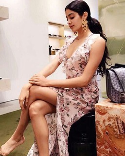 Janhvi Kapoor feet photo 1