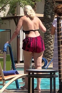 Tori Spelling feet photo thumbnail