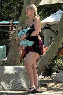 Tori Spelling feet photo thumbnail