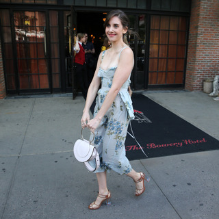Alison Brie feet photo thumbnail