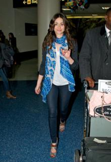 Emmy Rossum feet photo thumbnail