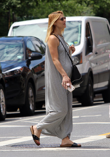 Claire Danes feet photo thumbnail
