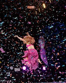 Shakira feet photo thumbnail