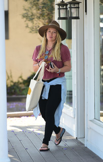 Hilary Duff feet photo thumbnail