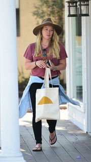Hilary Duff feet photo thumbnail