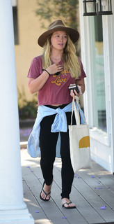 Hilary Duff feet photo thumbnail
